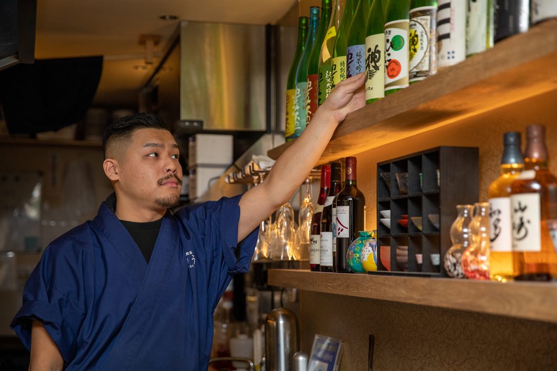 日本酒を選ぶスタッフ